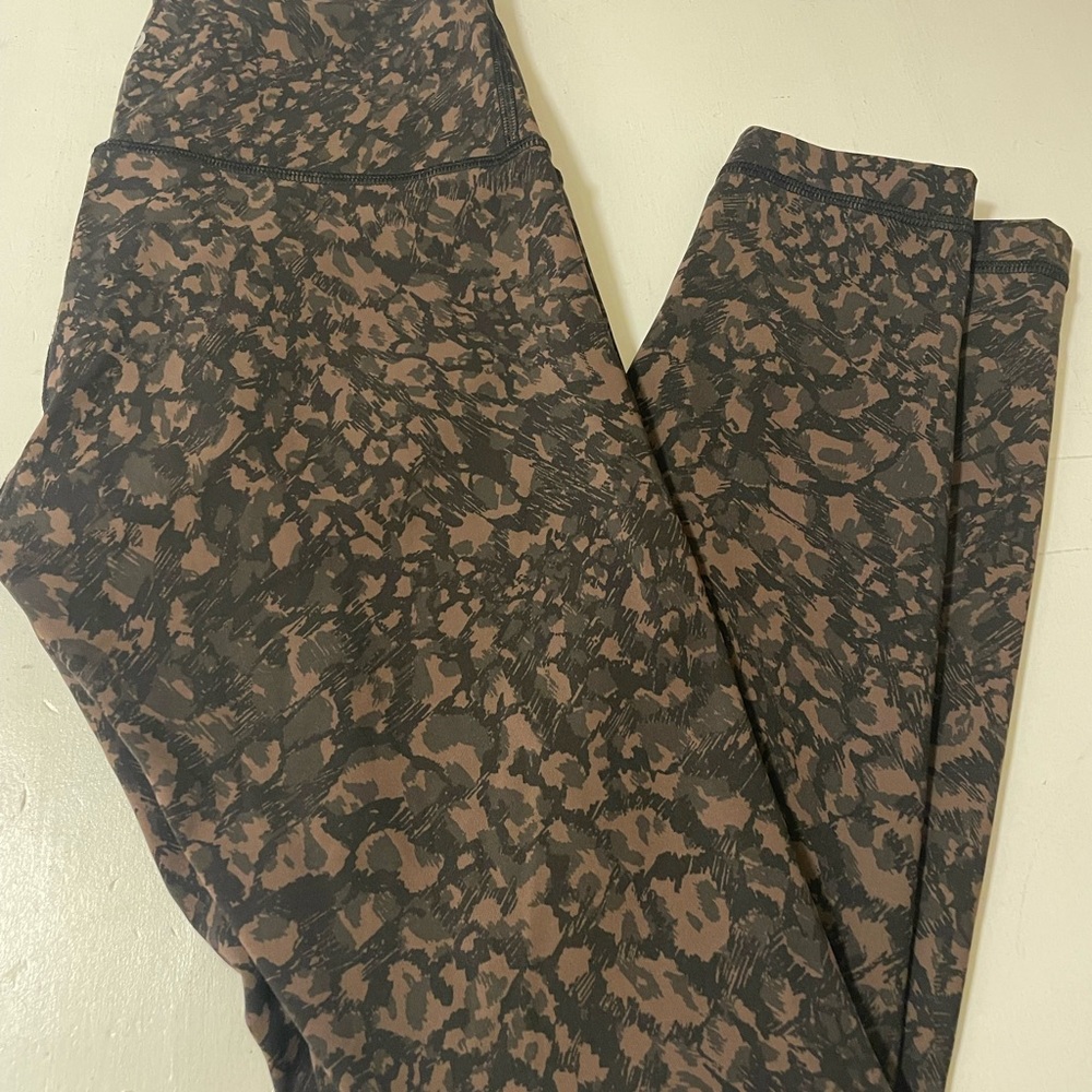 Lululemon Wunder under leggings size 4 cheetah print